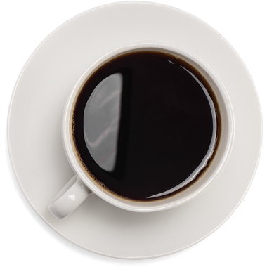 Bir fincan sade kahvenin beyaz bir tabakta üst görüntüsü, zengin rengini ve davetkar görünümünü sergiliyor..