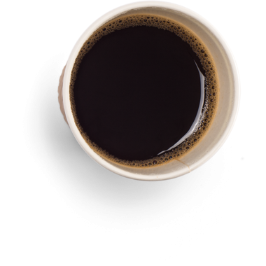 Koyu kahveyle dolu bir fincanın üst görüntüsü zengin dokusunu ve köpüklü yüzeyini sergiliyor..