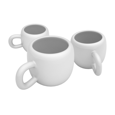 İçecekleri servis etmek için tasarlanmış saplı üç beyaz kupa..