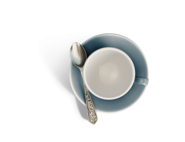 Basit bir fincan ve çay kaşığı, çay ya da kahve servisi için ideal..