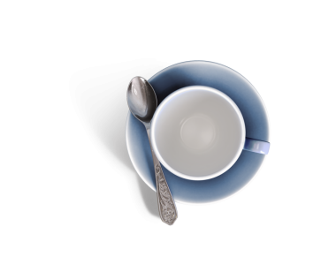 Basit bir mavi fincan ve gümüş kaşıklı çay tabağı, içecek servisi için hazır..