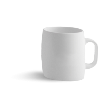 İçecekler için uygun kıvrımlı tasarımı olan sade beyaz bir kupa..