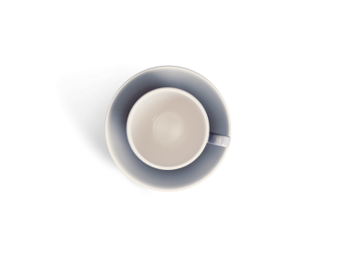 Bir fincan tabağın üstünde minimalizmi ve zarafeti vurgulayan yukarıdan aşağıya bir bakış..