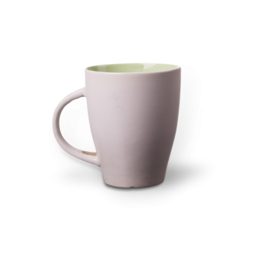 Düz bir yüzeyi ve açık yeşil bir içeceği olan basit bir seramik kupa..