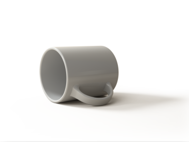 Yan yatmış basit bir beyaz kupa, pürüzsüz bir yüzey ve içecek servisi için ideal bir kulp sergiliyor..