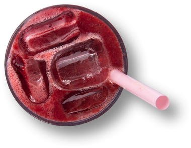 Buz küpleri ve pembe pipetle dolu berrak bir bardakta canlandırıcı bir içecek, canlı bir renk sergiliyor..