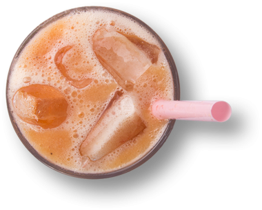 Buzlu ve pembe pipetli ferahlatıcı bir içecek, sıcak bir günde susuzluğu gidermek için mükemmel..