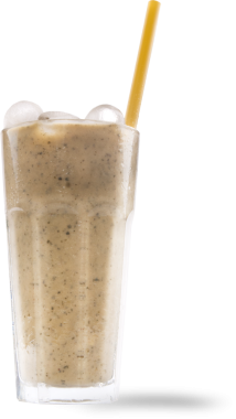 Buzlu, kremalı, karıştırılmış bir içecekle dolu uzun bir bardak ve ferahlatıcı bir içecek için mükemmel sarı bir pipet..