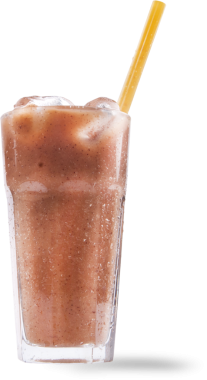 Sıcak bir günde serinlemek için mükemmel uzun bir bardakta buz ve pipetle servis edilen ferahlatıcı bir çikolata içeceği..