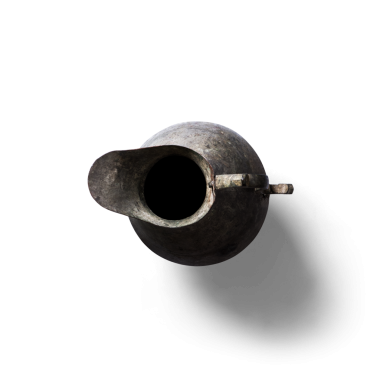 Ağzı olan eski bir metal sürahi. Sıvıları dökmek için tasarlanmış..