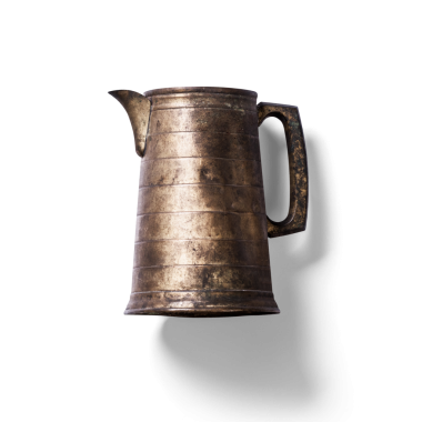 Kıvrımlı ağzı ve sapı olan, sıvı servis etmek için tasarlanmış klasik bir metal sürahi..