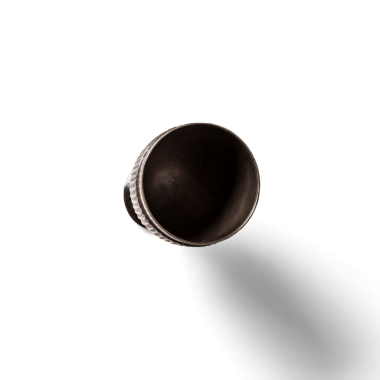 İçi pürüzsüz ve desenli bir metal bardak. İçmek ya da içki servisi yapmak için kullanılır..