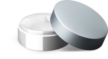 Cilt bakımı için tasarlanmış pürüzsüz, beyaz içeriğini gösteren parlak, açık bir kozmetik krem kavanozu..