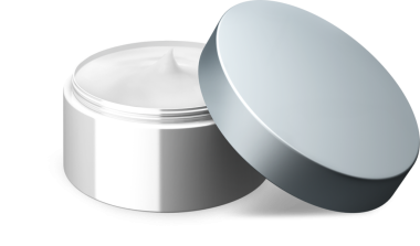 Gümüş kapaklı yuvarlak bir kozmetik kabın içinde kremalı bir ürün sergileniyor..