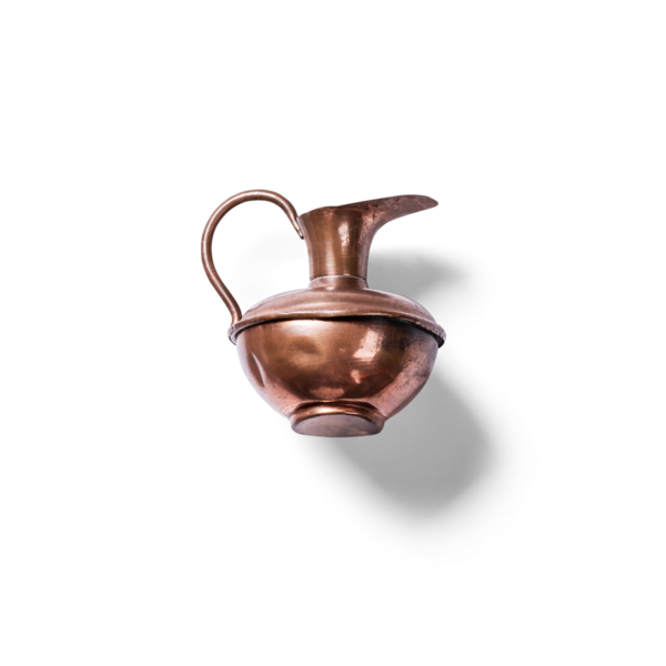 Kavisli kulplu ve çıkıntılı dekoratif bir bakır sürahi, genellikle içecekler veya dekoratif bir parça olarak kullanılır..