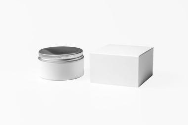 Kapaklı beyaz bir kavanoz ve eşleşen kare bir kutu içeren bir minimalist tasarım, ambalaj ürünleri veya cilt ürünleri için uygundur.