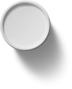 Basit bir beyaz tabak, boş ve temiz, yemek servisi için uygun veya dekoratif bir parça olarak..