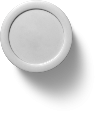 Basit bir beyaz tabak, genellikle yemek servisi için kullanılır..