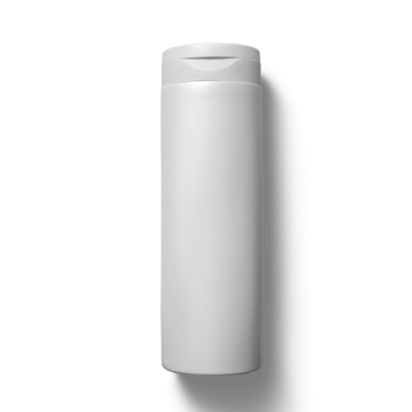 Özel bakım ve saç temizliği için tasarlanmış kapaklı sade beyaz bir şampuan şişesi..