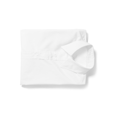 Düzgün katlanmış beyaz bir gömlek, yakası ve düğmeleri sergileniyor, resmi veya profesyonel kıyafetler için uygun..