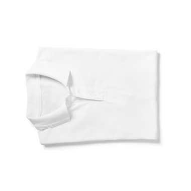 Düzgün katlanmış beyaz polo gömlek, yakası ve düğmeleri sergileniyor, günlük veya yarı resmi kıyafetler için ideal..