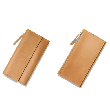 Farklı açılardan gösterilen iki şık bronz cüzdan, parlak tasarımlarını ve işlevselliklerini gözler önüne seriyor..