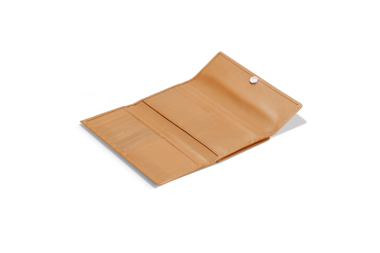 Bronz renkli bir cüzdan açıldı, içinde kartlar ve nakit para için iç bölmeleri sergileniyor..