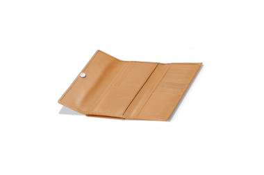 Basit, açık bir cüzdan. Kartlar ve nakit için bölmeler sergileniyor..