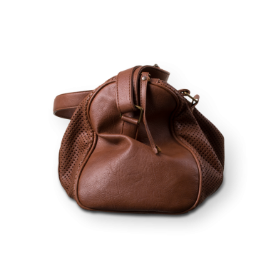 Havalı bir kahverengi deri çanta, dokulu bir yüzey, günlük geziler ya da seyahatler için uygun..