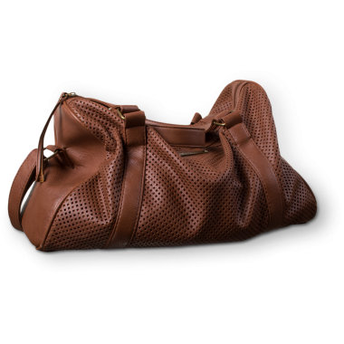 Delikli tasarımı olan şık kahverengi deri bir çanta. Seyahat veya spor salonu kullanımı için uygun..