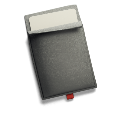 Kart yuvası olan parlak siyah bir cüzdan. Kart ve nakit taşımak için tasarlanmış..