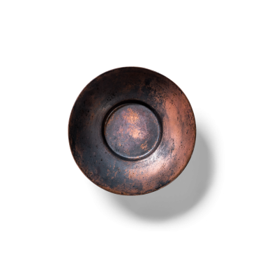 Aşınmış bir yüzeyi olan, kullanım ve yaşı öneren basit, kırsal bir kase..