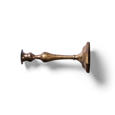 Klasik bir pirinç şamdan tutacağı, zarif tasarlanmış, genellikle dekoratif amaçlar için ya da aydınlatma için mum tutmak için kullanılır..