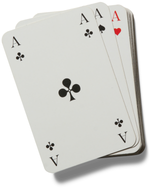 İki as içeren bir oyun kartı seti. Biri siyah, diğeri kırmızı. Yelpazeli bir düzende sergileniyor..