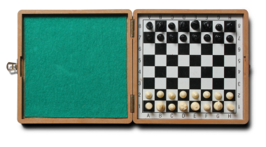 Tahta kareli satranç tahtası ve oyun için hazırlanmış taşları olan tahta bir satranç kutusu..