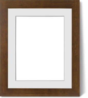 Ahşap kenarlı boş bir çerçeve, resim veya fotoğraf sergilenmeye hazır..
