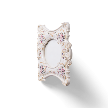 Karmaşık çiçek desenli dekoratif bir fotoğraf çerçevesi. Sevimli anıları göstermek için tasarlanmış..