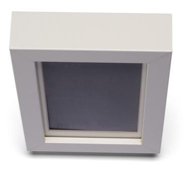 Resim için boş alanı olan basit bir beyaz fotoğraf çerçevesi.