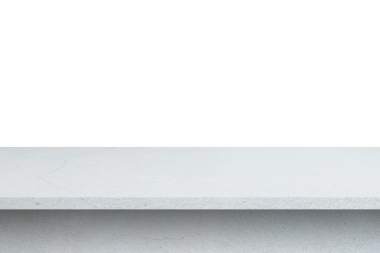 Eşyalar veya dekorlar için uygun temiz bir yüzeye sahip basit beyaz bir raf.