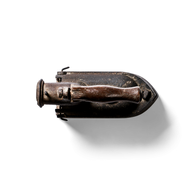 Kazı ve bahçe işleri için tasarlanmış ahşap saplı klasik bir el küreği..