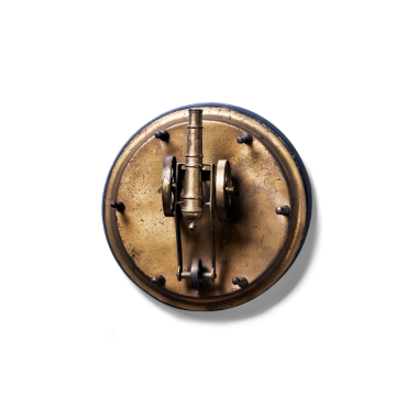 Yuvarlak pirinç gövdeli klasik bir mekanik cihaz ve merkezi bir kaldıraç, muhtemelen belirli bir endüstriyel ya da bilimsel amaç için kullanılıyor..