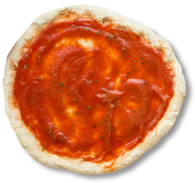 Domates soslu çiğ pizza tabanı, ilave malzemeler ve pişirme için hazır..