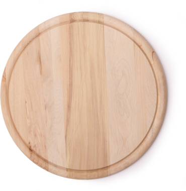 Düz bir yüzeyi olan yuvarlak bir tahta kesme tahtası, yemek hazırlama ya da servis için uygun..