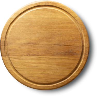 Düz bir yüzeyi olan yuvarlak ahşap servis tahtası. Yemek sunumu ve hazırlık için ideal..