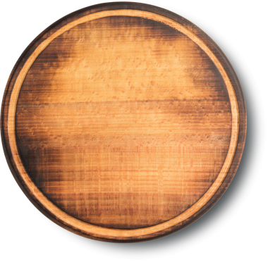 Düz bir yüzeyi olan yuvarlak ahşap bir tepsi, yemek servisi ya da eşyalar için uygun..