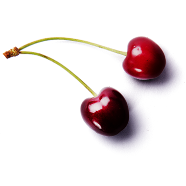 Yeşil saplı canlı kırmızı kirazlar. Doğal parlaklıklarını ve tazeliklerini sergiliyorlar..