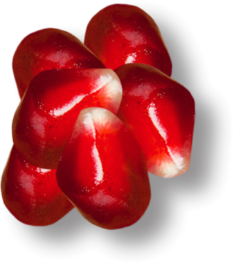 Parlak kırmızı nar tohumlarından oluşan bir küme, canlı renklerini ve sulu dokularını sergiliyor..