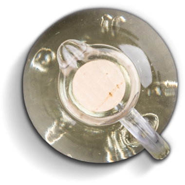 Ahşap tabanlı temiz cam bir kap, muhtemelen içki servisi ya da teşhir etmek için kullanılıyor..