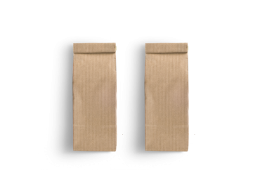 Katlanmış kapaklı iki kahverengi kese kağıdı, tipik olarak yiyecek paketleme ya da küçük eşyalar için kullanılır..