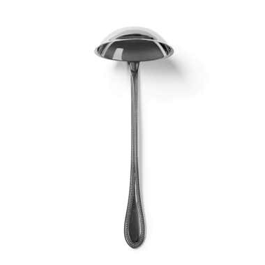 Zarif ve kıvrımlı saplı çorba ve sos servis etmek için tasarlanmış zarif, modern bir kepçe..